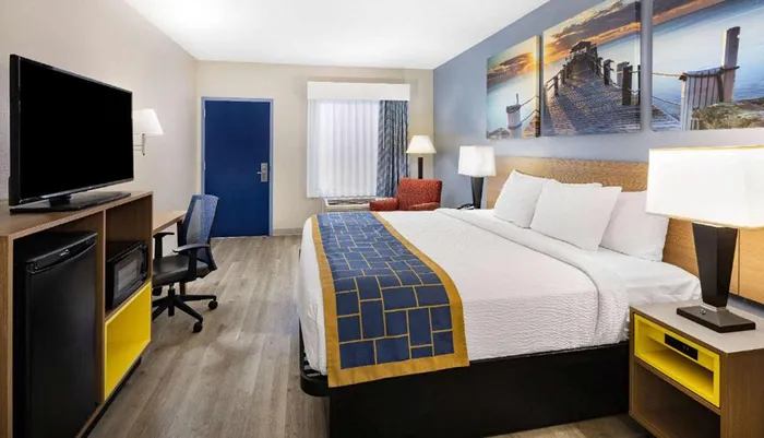 Days Inn and Suites Savannah Midtown - Savannah GA Photo