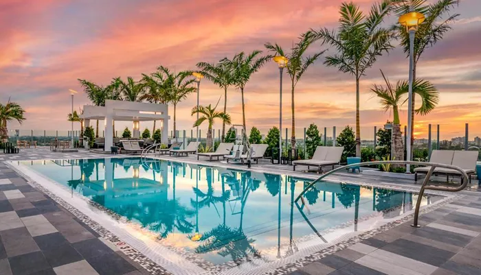 Outdoor Swimming Pool of Courtyard Fort Lauderdale Downtown